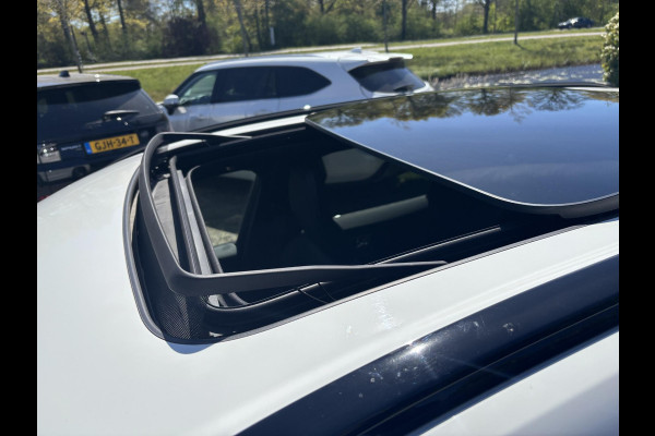 Volvo XC60 2.0 T6 Plug-in hybrid AWD R-Design | Panoramadak | Standkachel | Harman Kardon audio | Stoelverwarming / koeling