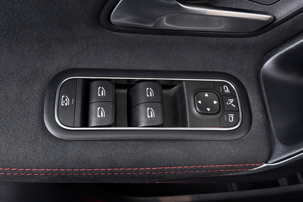Mercedes-Benz A-Klasse 200 Business Solution AMG (NAVIGATIE, CAMERA, STOELVERWARMING, LED, PDC)