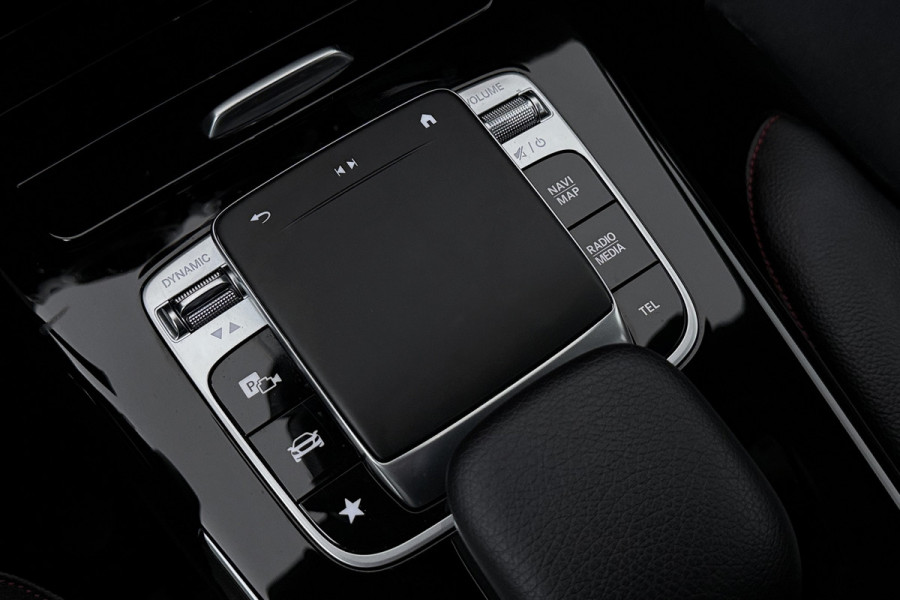 Mercedes-Benz A-Klasse 200 Business Solution AMG (NAVIGATIE, CAMERA, STOELVERWARMING, LED, PDC)