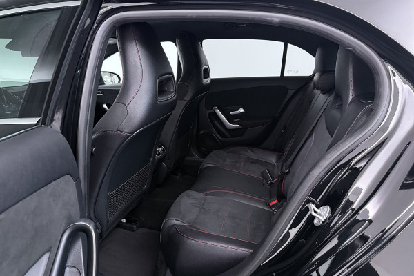 Mercedes-Benz A-Klasse 200 Business Solution AMG (NAVIGATIE, CAMERA, STOELVERWARMING, LED, PDC)