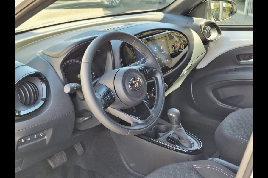 Toyota Aygo X 1.0 VVT-i S-CVT Automaat Pulse Bi-Tone | Stoelverwarming, Airconditioning, 17 inch, CarPlay, Adaptive cruise control