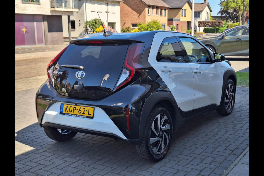 Toyota Aygo X 1.0 VVT-i S-CVT Automaat Pulse Bi-Tone | Stoelverwarming, Airconditioning, 17 inch, CarPlay, Adaptive cruise control