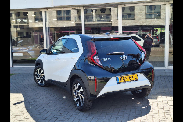 Toyota Aygo X 1.0 VVT-i S-CVT Automaat Pulse Bi-Tone | Stoelverwarming, Airconditioning, 17 inch, CarPlay, Adaptive cruise control