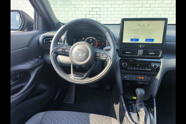 Toyota Yaris Cross 1.5 Hybrid 115 First Edition Rijklaar + Fabrieksgarantie Henk Jongen Auto's in Helmond,  al 50 jaar service zoals 't hoort!