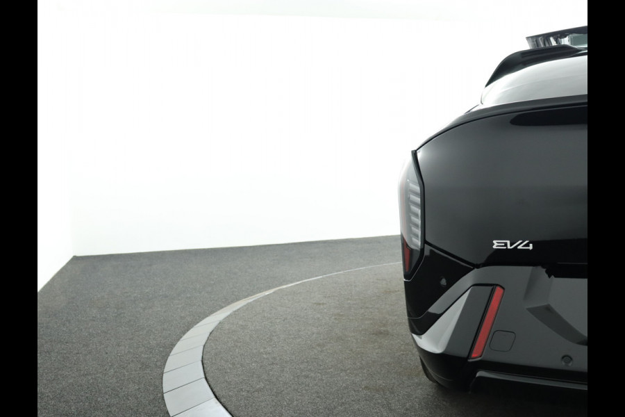 Kia EV4 Fastback GT-PlusLine 81.4 kWh - Stoelverwarming/ventilatie - Glazen Schuif-/kanteldak - Elektrisch verstelbare voorstoelen - Dodehoekcamera - Head-up display  - Fabrieksgarantie tot 09-2032