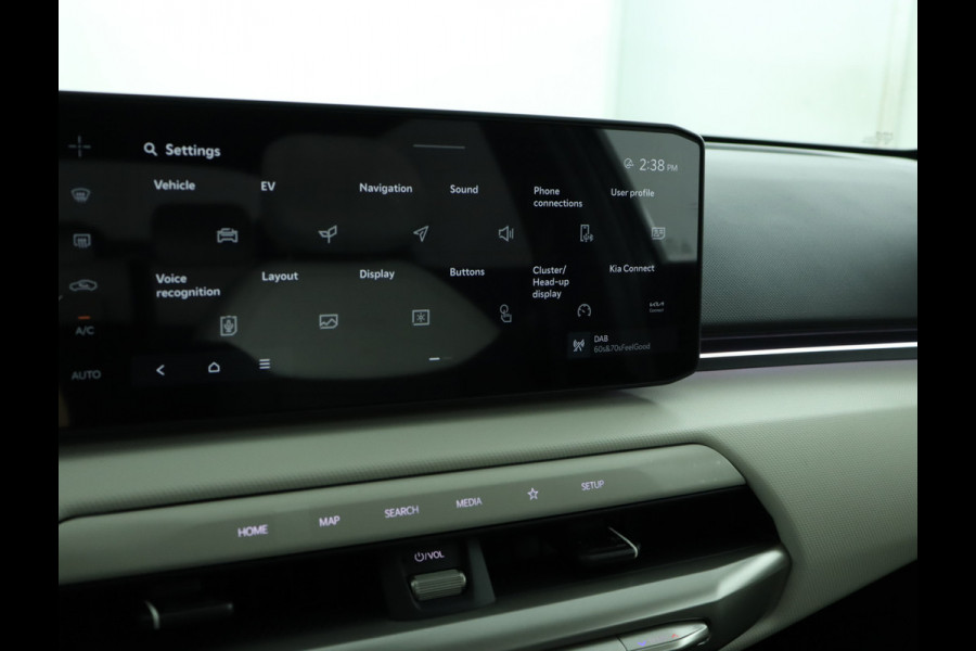 Kia EV4 Fastback GT-PlusLine 81.4 kWh - Stoelverwarming/ventilatie - Glazen Schuif-/kanteldak - Elektrisch verstelbare voorstoelen - Dodehoekcamera - Head-up display  - Fabrieksgarantie tot 09-2032