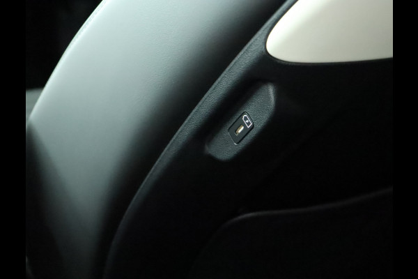 Kia EV4 Fastback GT-PlusLine 81.4 kWh - Stoelverwarming/ventilatie - Glazen Schuif-/kanteldak - Elektrisch verstelbare voorstoelen - Dodehoekcamera - Head-up display  - Fabrieksgarantie tot 09-2032