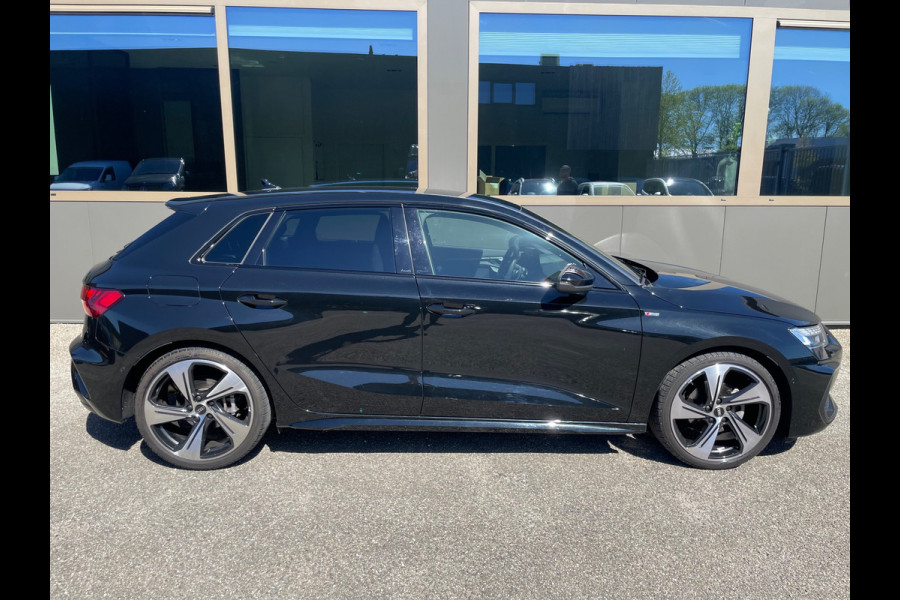 Audi A3 Sportback 35 TFSI 3x S-Line 1ste eigenaar dealer onderhouden vol in de opties.