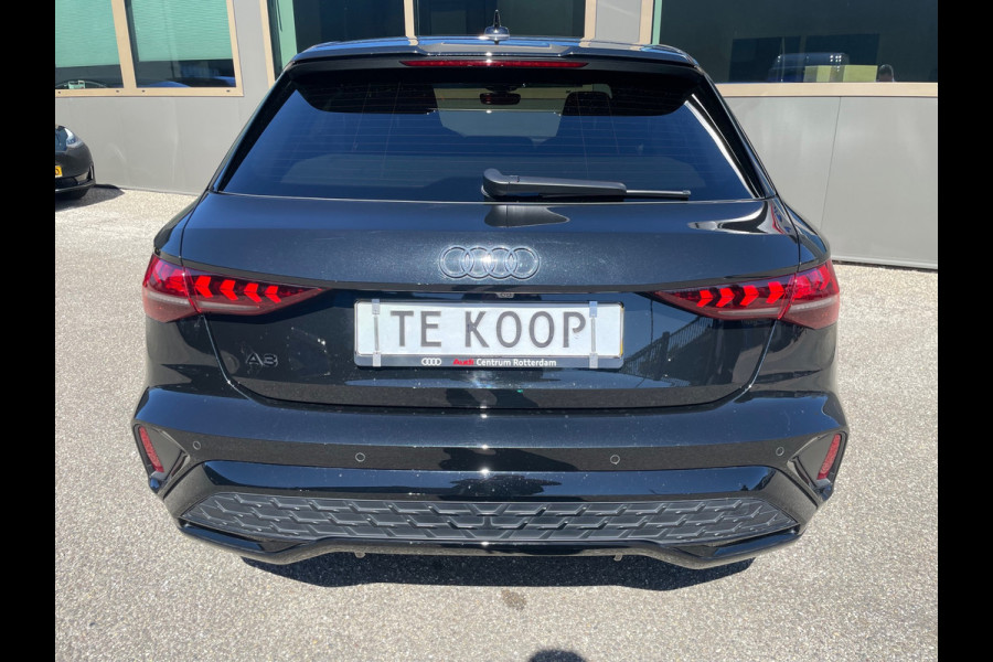 Audi A3 Sportback 35 TFSI 3x S-Line 1ste eigenaar dealer onderhouden vol in de opties.