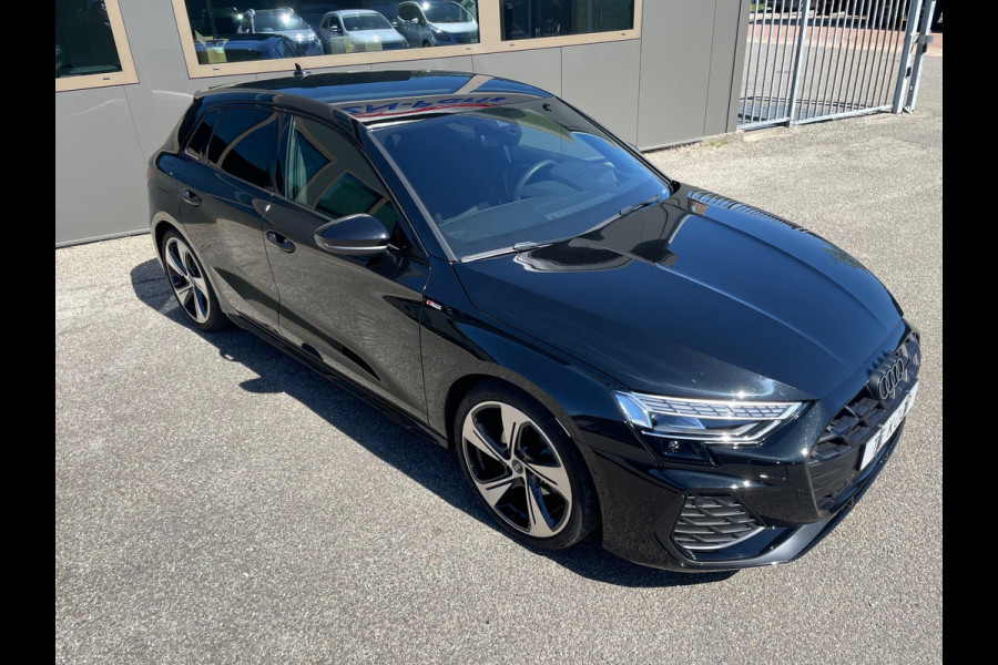 Audi A3 Sportback 35 TFSI 3x S-Line 1ste eigenaar dealer onderhouden vol in de opties.