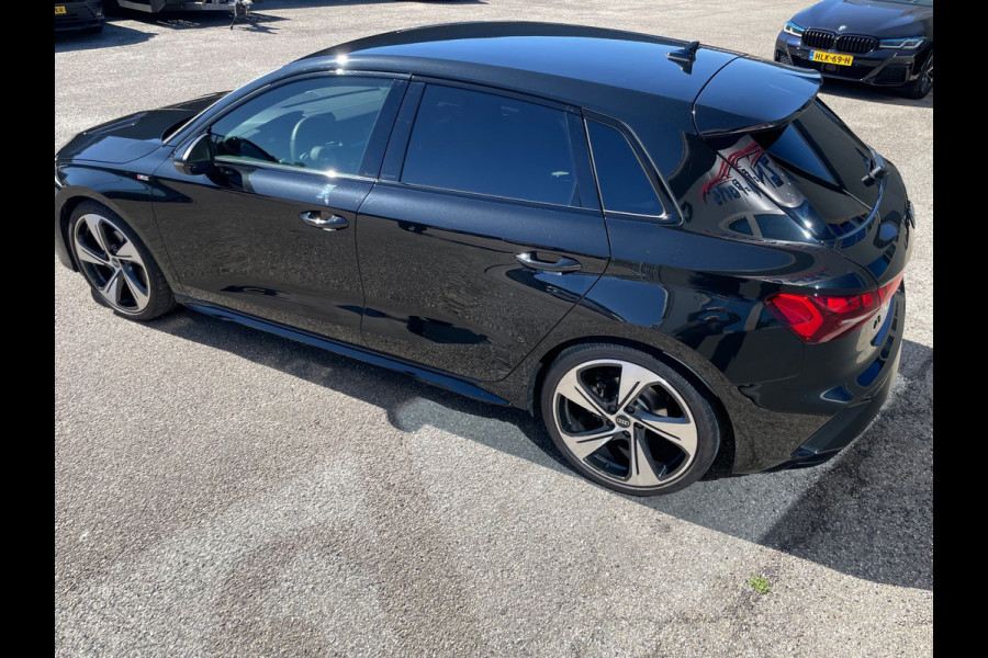 Audi A3 Sportback 35 TFSI 3x S-Line 1ste eigenaar dealer onderhouden vol in de opties.