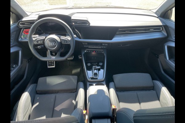 Audi A3 Sportback 35 TFSI 3x S-Line 1ste eigenaar dealer onderhouden vol in de opties.