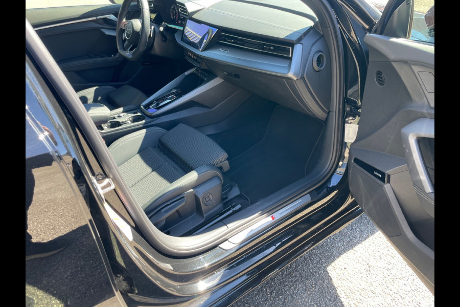 Audi A3 Sportback 35 TFSI 3x S-Line 1ste eigenaar dealer onderhouden vol in de opties.
