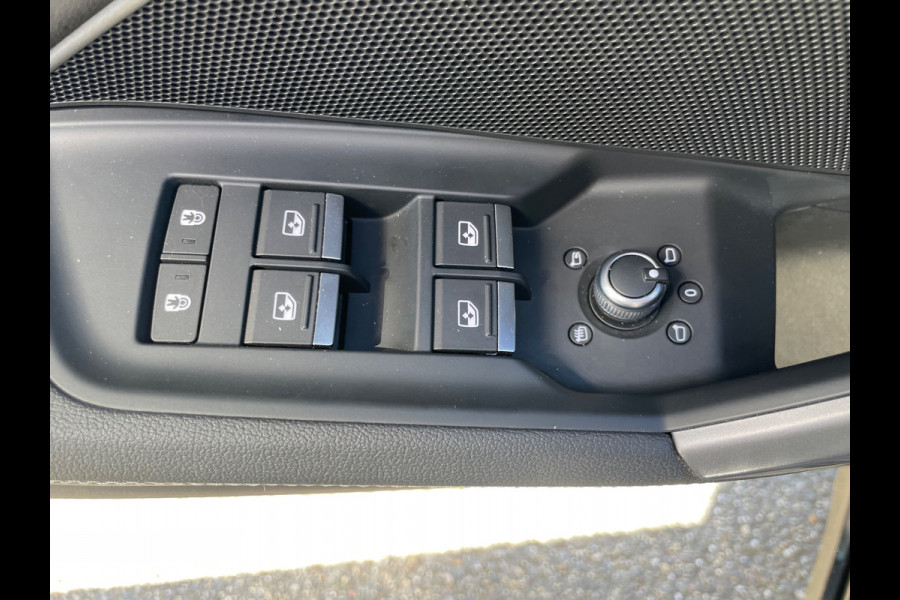 Audi A3 Sportback 35 TFSI 3x S-Line 1ste eigenaar dealer onderhouden vol in de opties.