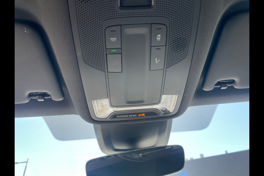 Audi A3 Sportback 35 TFSI 3x S-Line 1ste eigenaar dealer onderhouden vol in de opties.