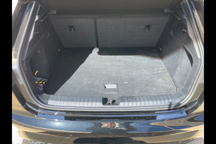 Audi A3 Sportback 35 TFSI 3x S-Line 1ste eigenaar dealer onderhouden vol in de opties.