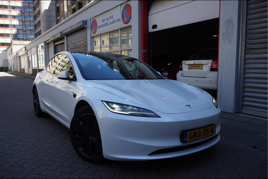 Tesla Model 3 RWD 60 kWh | Model 2025 | FSD via abonnement | Sfeerverlichting | Panoramadak | NL auto | Eerste eigenaar