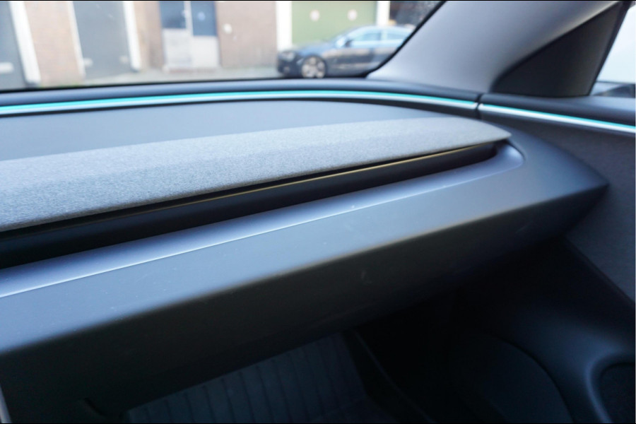 Tesla Model 3 RWD 60 kWh | Model 2025 | FSD via abonnement | Sfeerverlichting | Panoramadak | NL auto | Eerste eigenaar