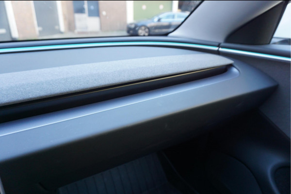 Tesla Model 3 RWD 60 kWh | Model 2025 | FSD via abonnement | Sfeerverlichting | Panoramadak | NL auto | Eerste eigenaar
