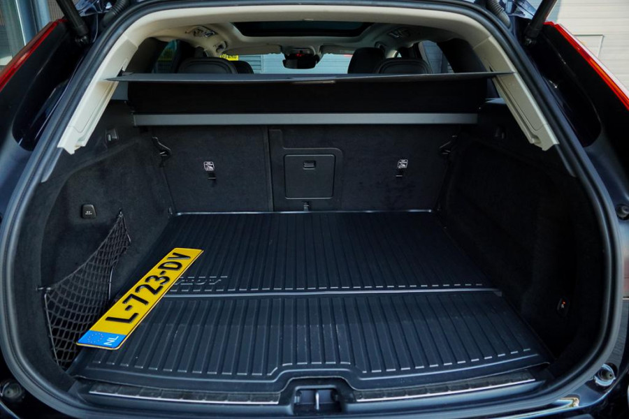Volvo XC60 2.0 T6 Plug-in hybrid AWD Inscription / Pano / Stoelverwarming-ventilatie-massage / Trekhaak / Riem vervangen