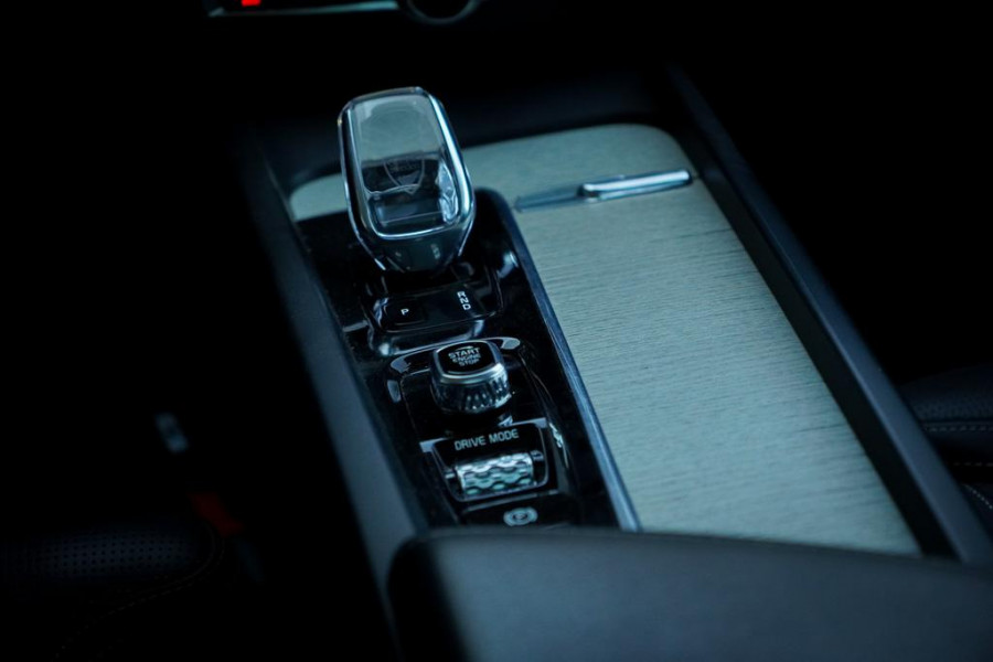 Volvo XC60 2.0 T6 Plug-in hybrid AWD Inscription / Pano / Stoelverwarming-ventilatie-massage / Trekhaak / Riem vervangen