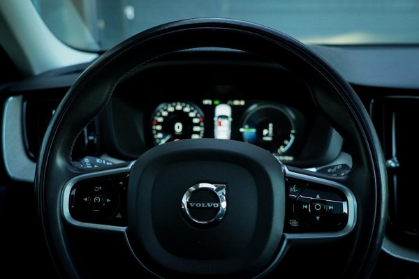 Volvo XC60 2.0 T6 Plug-in hybrid AWD Inscription / Pano / Stoelverwarming-ventilatie-massage / Trekhaak / Riem vervangen