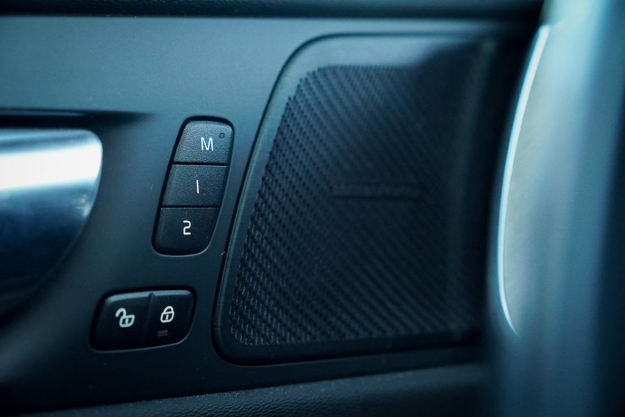 Volvo XC60 2.0 T6 Plug-in hybrid AWD Inscription / Pano / Stoelverwarming-ventilatie-massage / Trekhaak / Riem vervangen