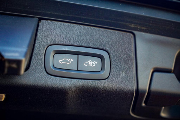 Volvo XC60 2.0 T6 Plug-in hybrid AWD Inscription / Pano / Stoelverwarming-ventilatie-massage / Trekhaak / Riem vervangen