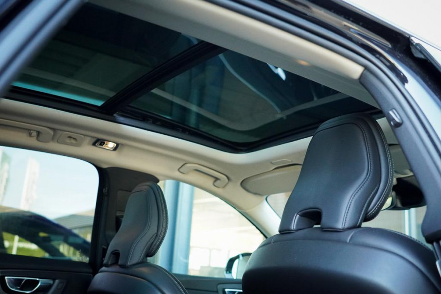 Volvo XC60 2.0 T6 Plug-in hybrid AWD Inscription / Pano / Stoelverwarming-ventilatie-massage / Trekhaak / Riem vervangen