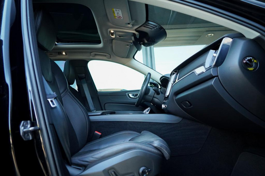 Volvo XC60 2.0 T6 Plug-in hybrid AWD Inscription / Pano / Stoelverwarming-ventilatie-massage / Trekhaak / Riem vervangen