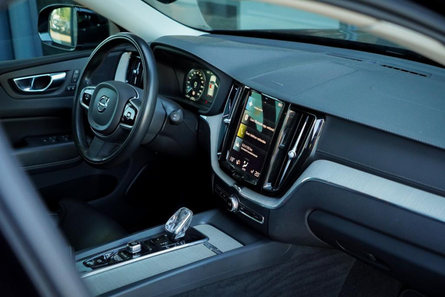 Volvo XC60 2.0 T6 Plug-in hybrid AWD Inscription / Pano / Stoelverwarming-ventilatie-massage / Trekhaak / Riem vervangen