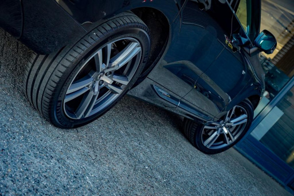 Volvo XC60 2.0 T6 Plug-in hybrid AWD Inscription / Pano / Stoelverwarming-ventilatie-massage / Trekhaak / Riem vervangen