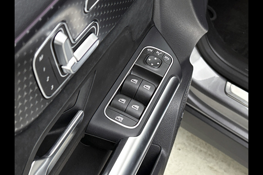 Mercedes-Benz EQA 250+ Business Solution AMG 71 kWh | Premium pakket | Nightpakket | Trekhaak | Panoramaschuifdak | Smartphone integratie | 360° camera | Sierdelen in Star Pattern | Burmester Surround Sound |