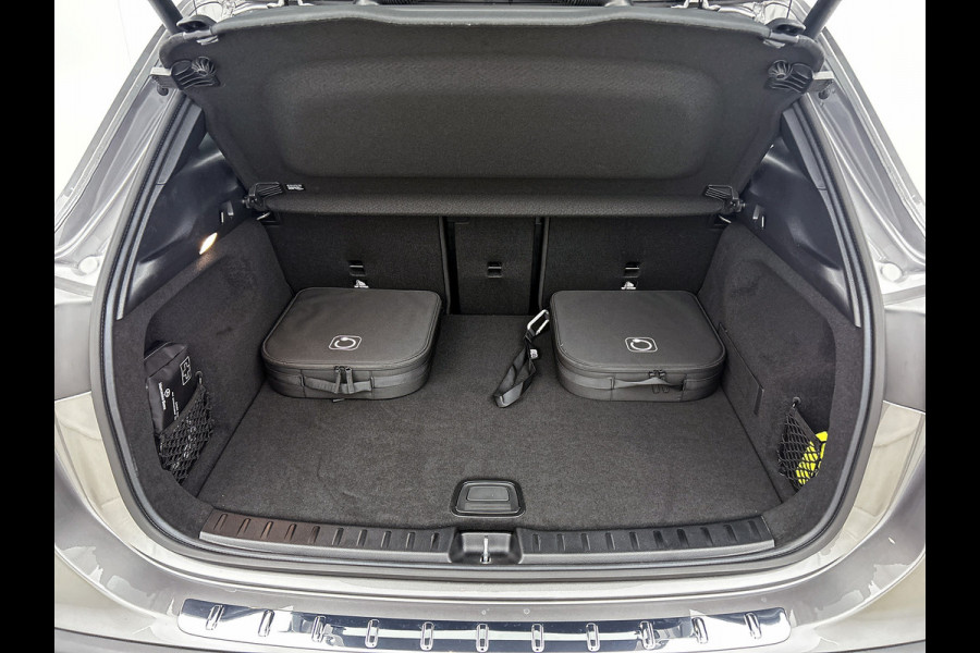Mercedes-Benz EQA 250+ Business Solution AMG 71 kWh | Premium pakket | Nightpakket | Trekhaak | Panoramaschuifdak | Smartphone integratie | 360° camera | Sierdelen in Star Pattern | Burmester Surround Sound |