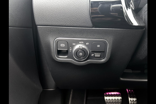Mercedes-Benz EQA 250+ Business Solution AMG 71 kWh | Premium pakket | Nightpakket | Trekhaak | Panoramaschuifdak | Smartphone integratie | 360° camera | Sierdelen in Star Pattern | Burmester Surround Sound |