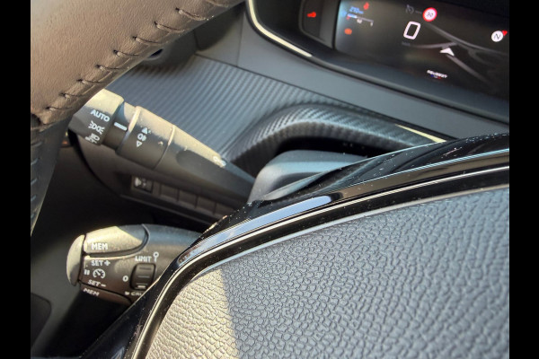 Peugeot 208 Peugeot 208 1.2 PureTech 100 Allure Navi / Camera V&A / Dodehoek / P-sensoren / APP connect