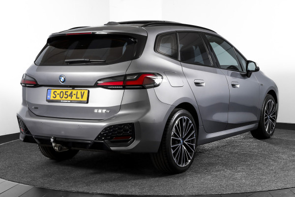 BMW 2 Serie Active Tourer 225e xDrive 245 PK M-Sport - Automaat Org. NL | S/K-Panodak | Shadow Line | Innovation Pakket | Dig. Cockpit | Adapt. Cruise | 360 Camera | NAV + App. Connect | ECC | Elek. Klep | Elek. Trekhaak | LM19" |