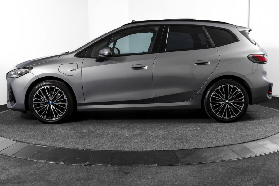 BMW 2 Serie Active Tourer 225e xDrive 245 PK M-Sport - Automaat Org. NL | S/K-Panodak | Shadow Line | Innovation Pakket | Dig. Cockpit | Adapt. Cruise | 360 Camera | NAV + App. Connect | ECC | Elek. Klep | Elek. Trekhaak | LM19" |