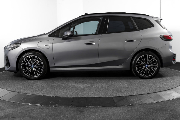 BMW 2 Serie Active Tourer 225e xDrive 245 PK M-Sport - Automaat Org. NL | S/K-Panodak | Shadow Line | Innovation Pakket | Dig. Cockpit | Adapt. Cruise | 360 Camera | NAV + App. Connect | ECC | Elek. Klep | Elek. Trekhaak | LM19" |