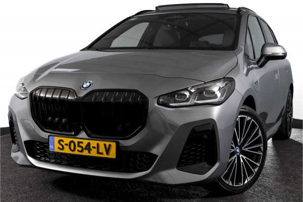 BMW 2 Serie Active Tourer 225e xDrive 245 PK M-Sport - Automaat Org. NL | S/K-Panodak | Shadow Line | Innovation Pakket | Dig. Cockpit | Adapt. Cruise | 360 Camera | NAV + App. Connect | ECC | Elek. Klep | Elek. Trekhaak | LM19" |