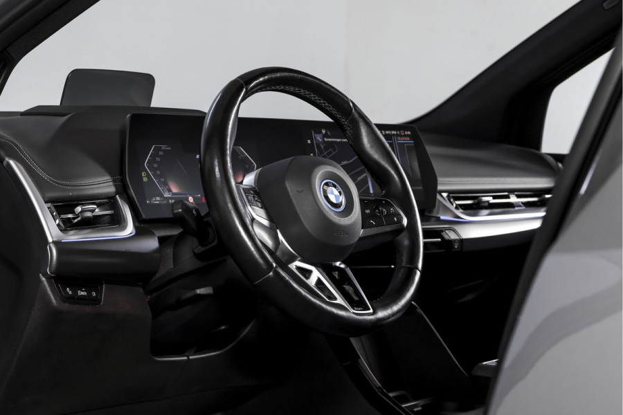 BMW 2 Serie Active Tourer 225e xDrive 245 PK M-Sport - Automaat Org. NL | S/K-Panodak | Shadow Line | Innovation Pakket | Dig. Cockpit | Adapt. Cruise | 360 Camera | NAV + App. Connect | ECC | Elek. Klep | Elek. Trekhaak | LM19" |