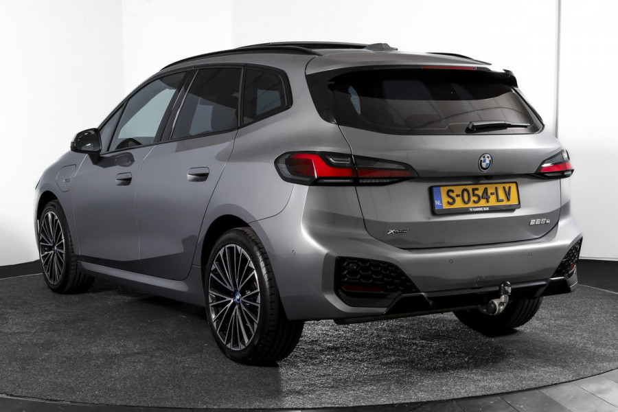 BMW 2 Serie Active Tourer 225e xDrive 245 PK M-Sport - Automaat Org. NL | S/K-Panodak | Shadow Line | Innovation Pakket | Dig. Cockpit | Adapt. Cruise | 360 Camera | NAV + App. Connect | ECC | Elek. Klep | Elek. Trekhaak | LM19" |