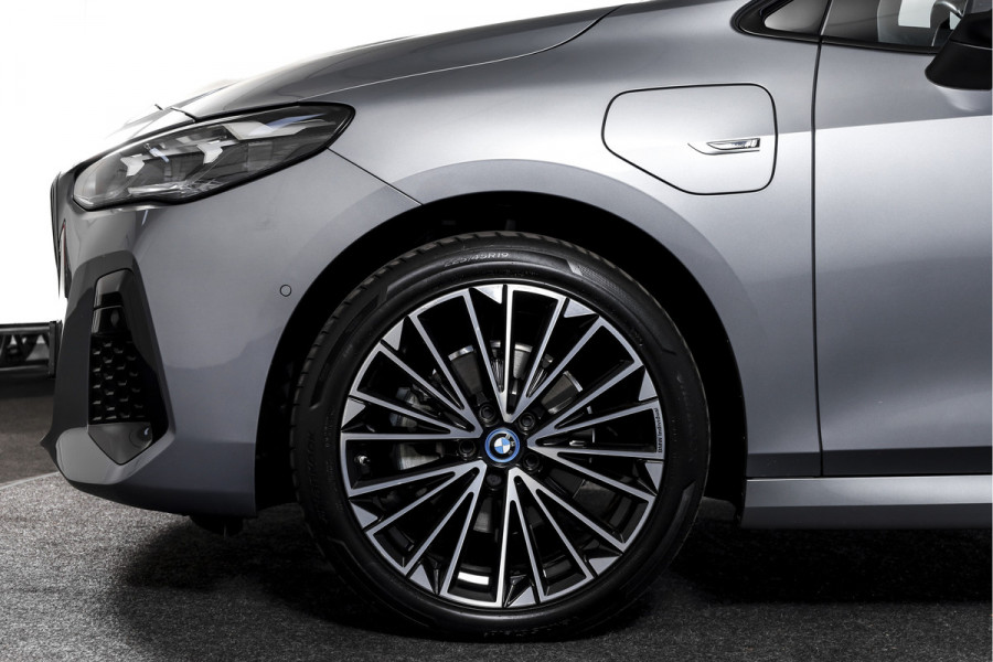 BMW 2 Serie Active Tourer 225e xDrive 245 PK M-Sport - Automaat Org. NL | S/K-Panodak | Shadow Line | Innovation Pakket | Dig. Cockpit | Adapt. Cruise | 360 Camera | NAV + App. Connect | ECC | Elek. Klep | Elek. Trekhaak | LM19" |