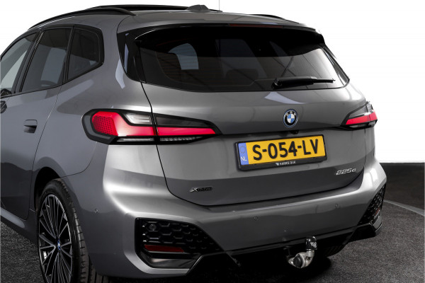 BMW 2 Serie Active Tourer 225e xDrive 245 PK M-Sport - Automaat Org. NL | S/K-Panodak | Shadow Line | Innovation Pakket | Dig. Cockpit | Adapt. Cruise | 360 Camera | NAV + App. Connect | ECC | Elek. Klep | Elek. Trekhaak | LM19" |