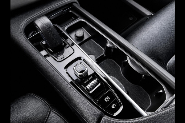 Volvo XC90 2.0 T8 Recharge AWD R-Design | Pilot Assist | Stoelverwarming | Carplay | Black on black