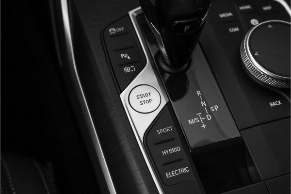 BMW 3-serie 330e High Executive M-Sport Parkeerhulp M-Remmen CarPlay