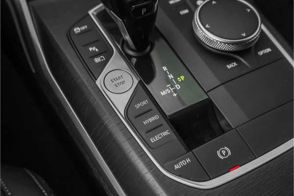 BMW 3-serie 330e High Executive M-Sport Parkeerhulp M-Remmen CarPlay