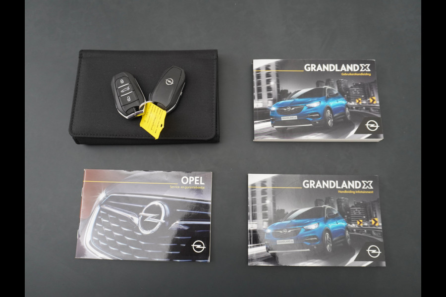 Opel Grandland X T131PK Apple Carplay Android Auto Camera PDC Navi AGR Keyless 19" DAB+ ECC Bluetooth 1/2 Leer Privacy Glas LMVRegen-Licht Sensor Isofix 100% Dealer Onderhouden Business Executive Orig.NLse auto