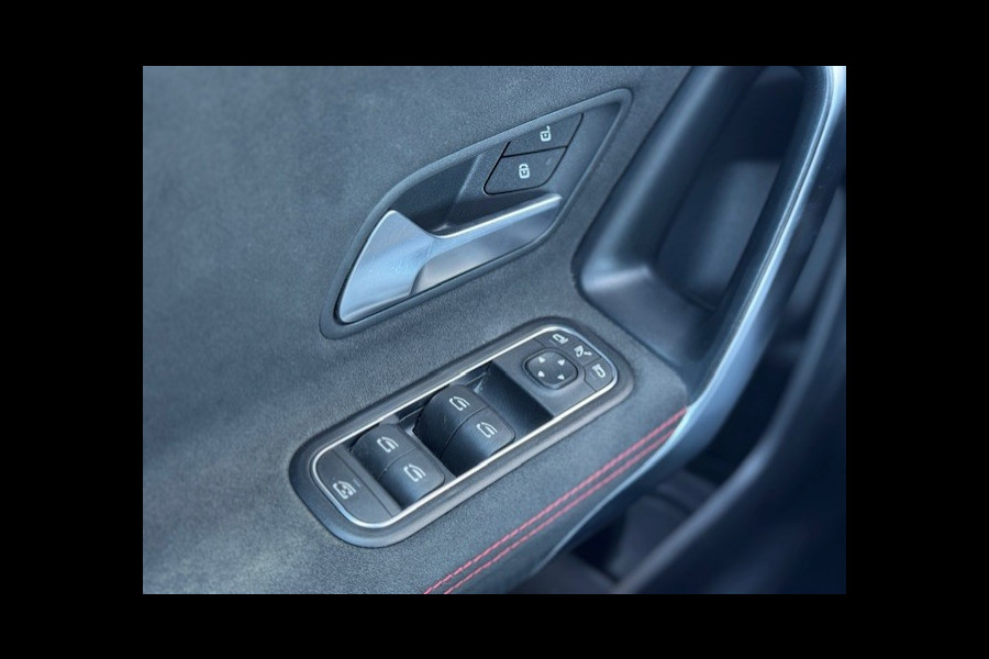 Mercedes-Benz A-Klasse 200 AMG -Dealer onderhouden-Panorama