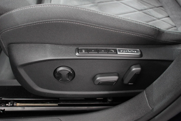 Volkswagen Golf 1.5 eTSI DSG Style 150 Pk Adaptive Cruise Control Camera Stoel/Stuurverwarming Navigatie Digital Cockpit Massage/Memory Bestuurderstoel